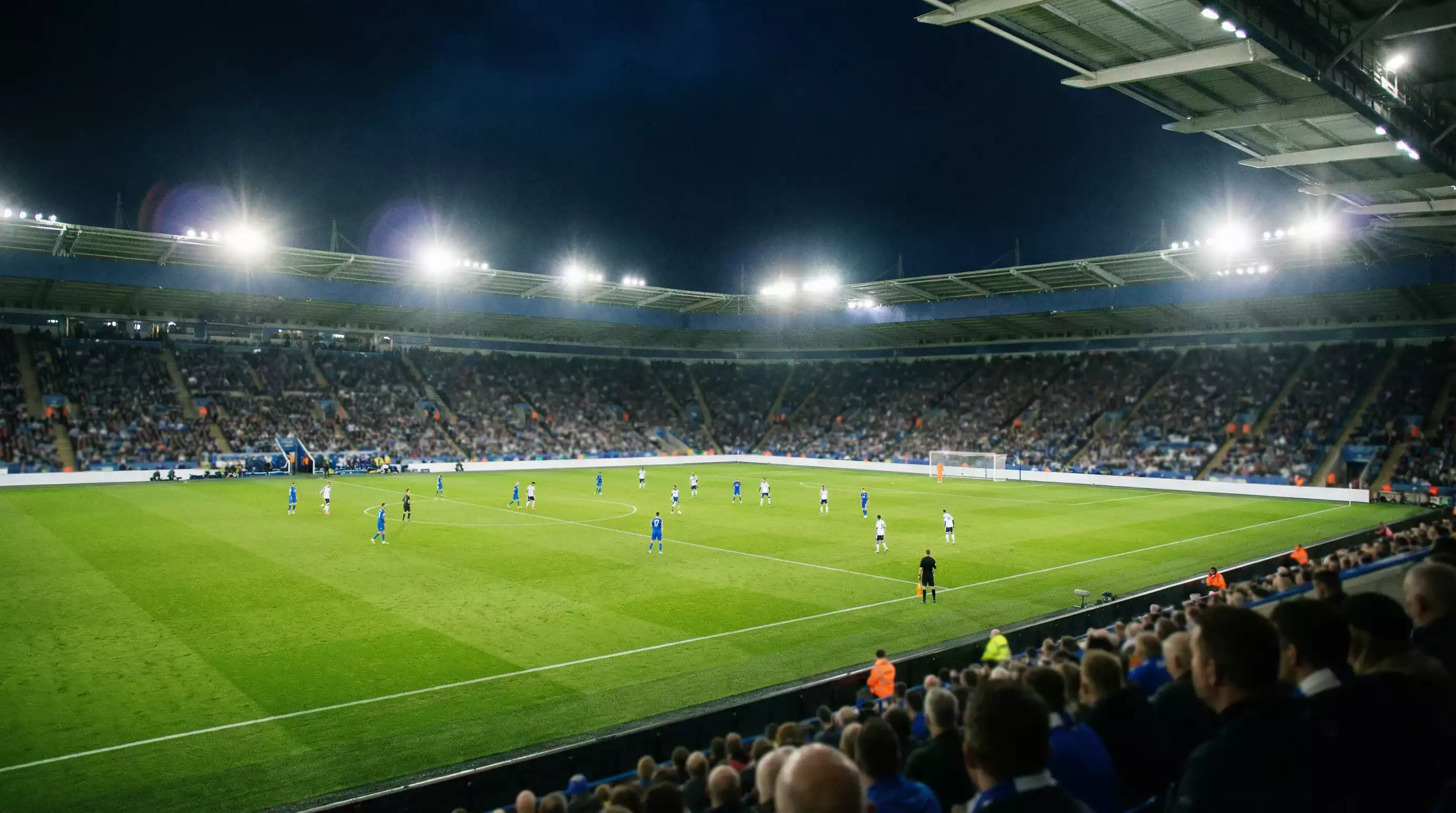 Vue panoramique d'un stade de football lors d'un match de Ligue 1 en soirée